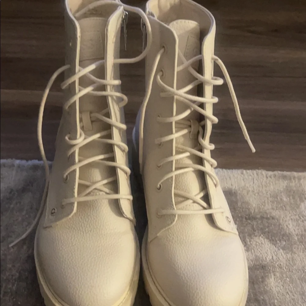 Guess boots